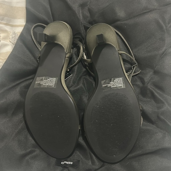 Express Strappy Sandals Olive color size 7 NWT and dustbag - Picture 3 of 6